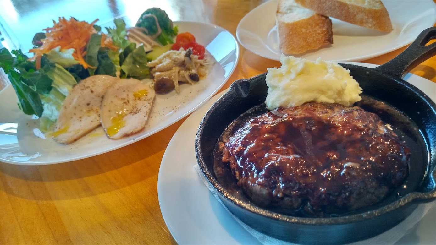 ハンバーグを熱々で提供 | 千葉県流山おおたかの森のバルならASTORE
